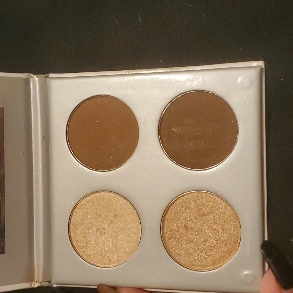 PUR SCULPTOR HIGHLIGHT AND COUNTOUR PALLETTE